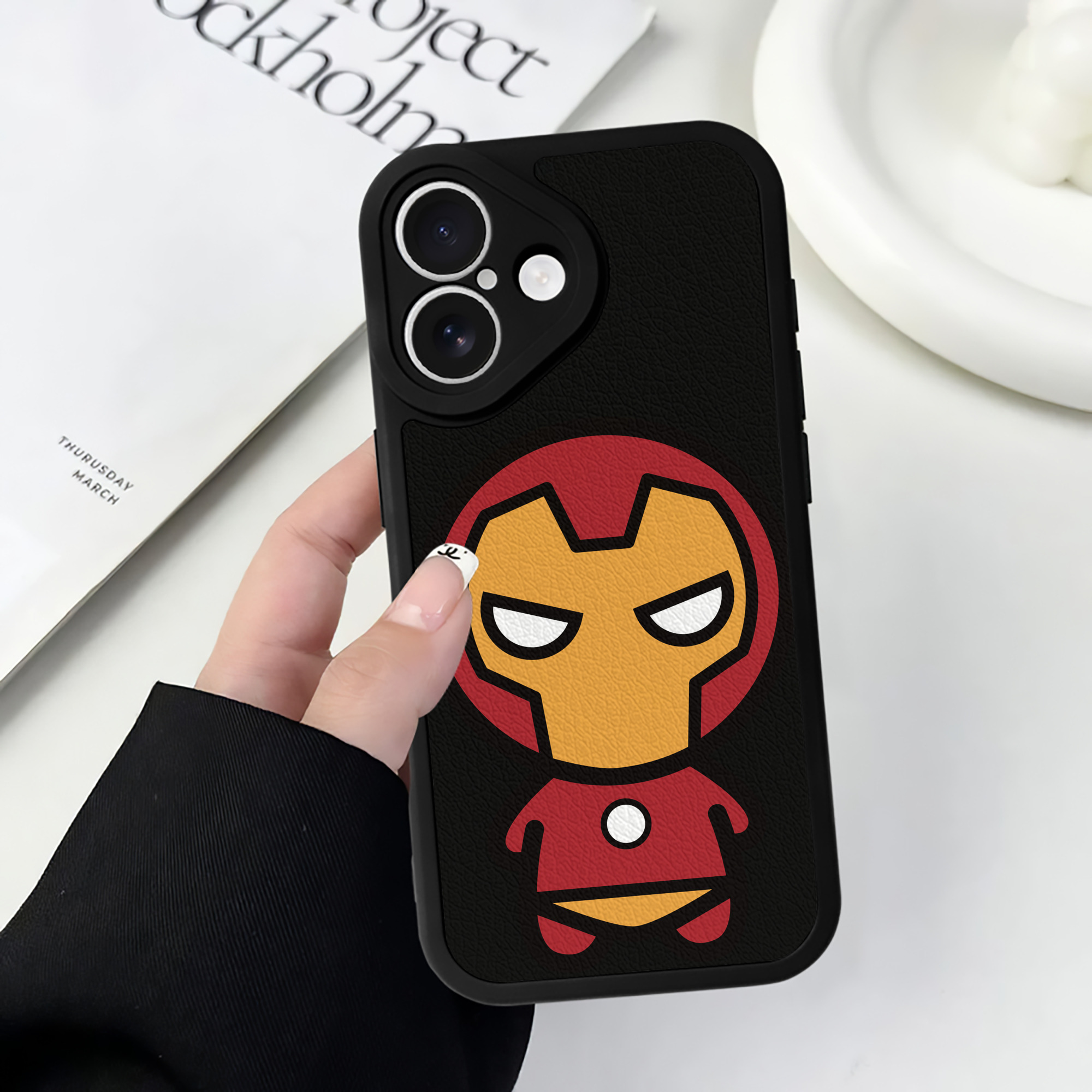 （画像用） アベンジャーズ The Avengers 【iPhone 16シリーズ対応】シリコンスマホケース（レザー調） 材質：シリコン